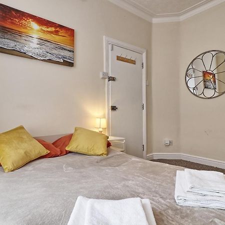 Lovely 1-Bedroom Condo Near The Sea Front Southend-on-Sea Bagian luar foto