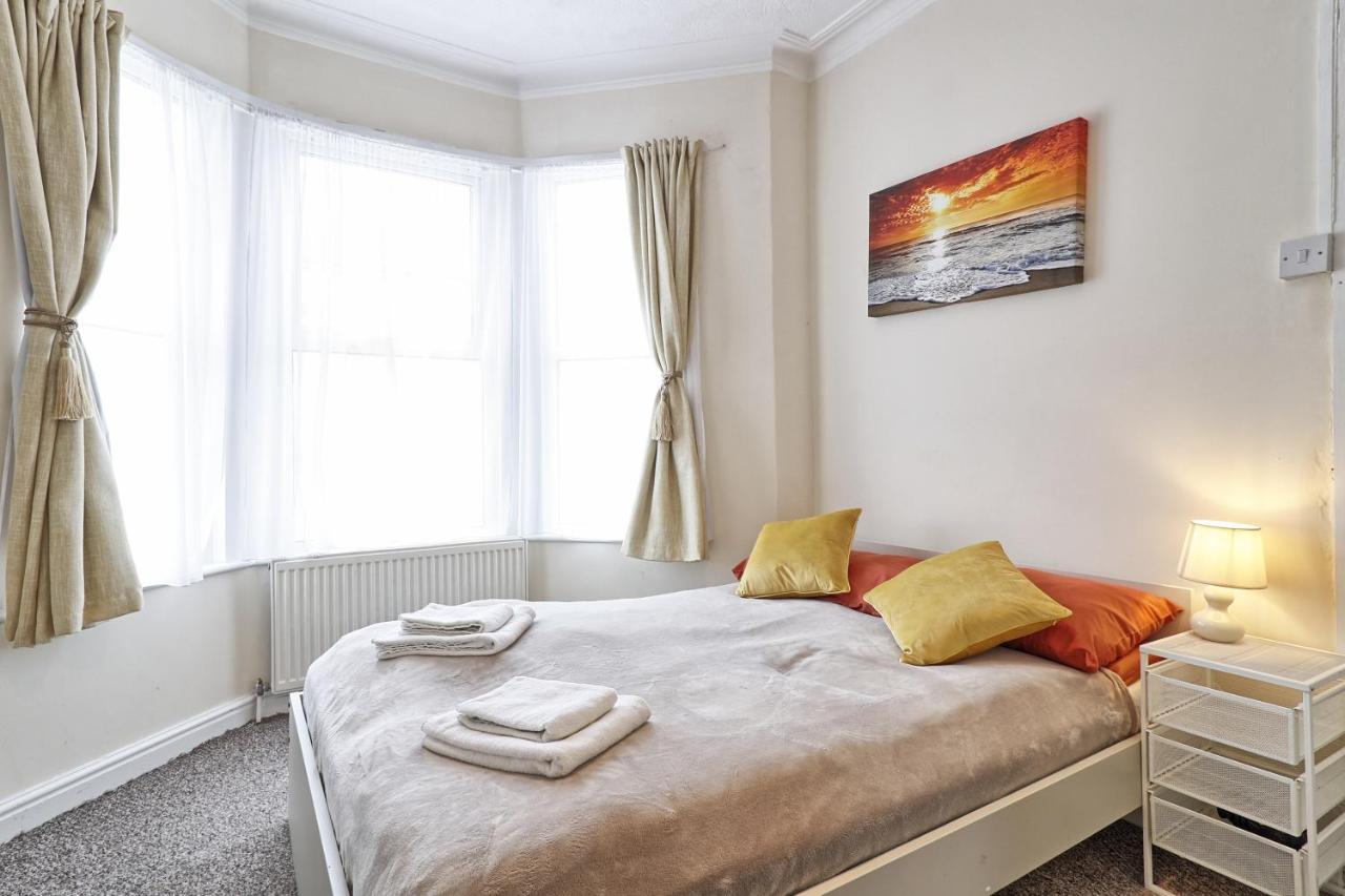 Lovely 1-Bedroom Condo Near The Sea Front Southend-on-Sea Bagian luar foto